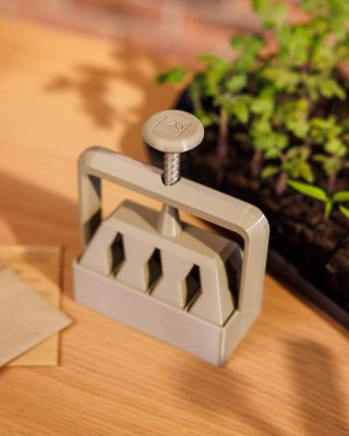 BLOK 8 Naše srdcovka 💚 Kostkovač hravě nahradí plastové sadbovače, navíc je oproti nim malý a skladný. Práce s ním je...